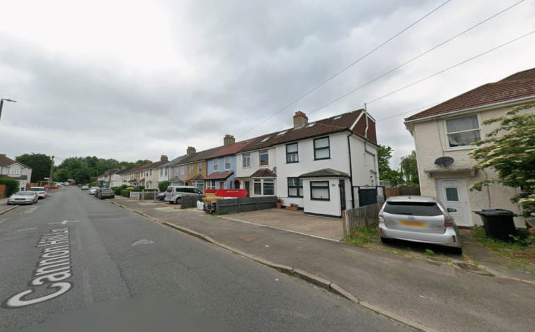 Flat Cannon Hill Lane in Greater London