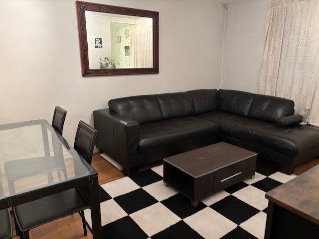 Flat Ellesmere Road in Greater London