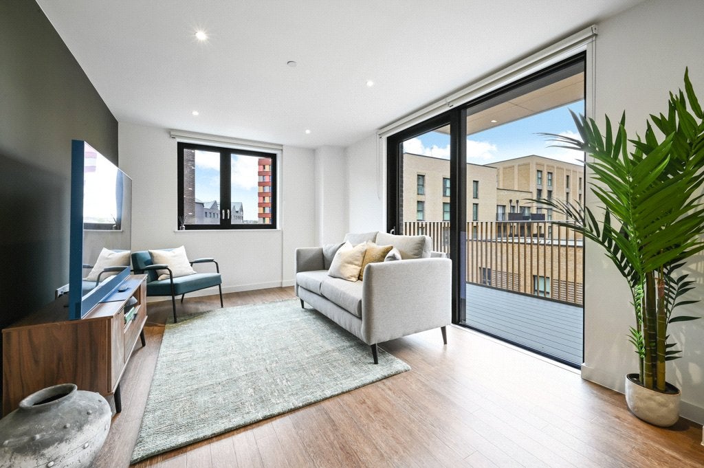 Flat Vanguard Way in Greater London