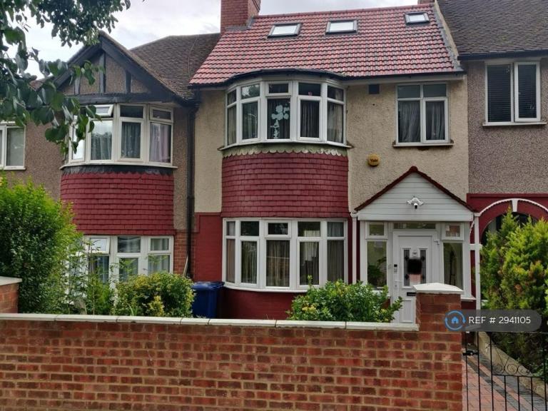 Room Whitton Avenue West in Greater London