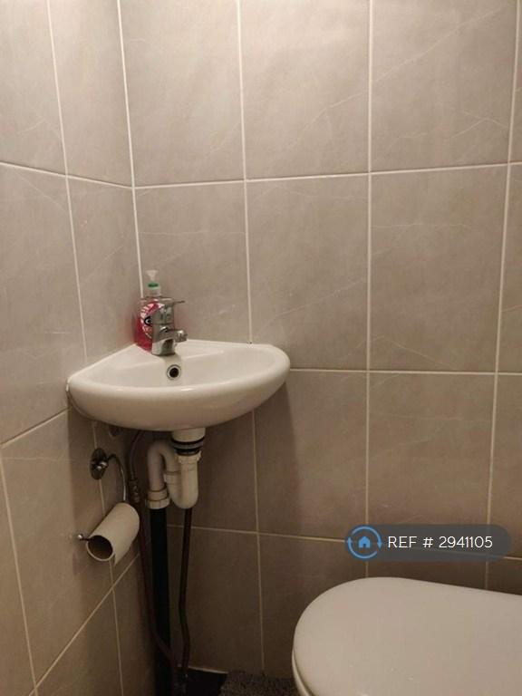 Room Whitton Avenue West in Greater London