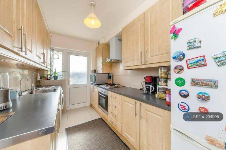 Room Whitton Avenue West in Greater London