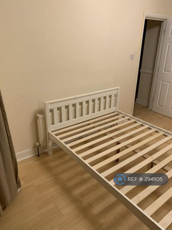 Room Whitton Avenue West in Greater London