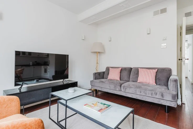 Flat Cleveland Street in Greater London