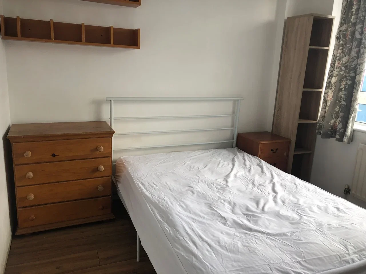 Room Sirdar Road in Greater London