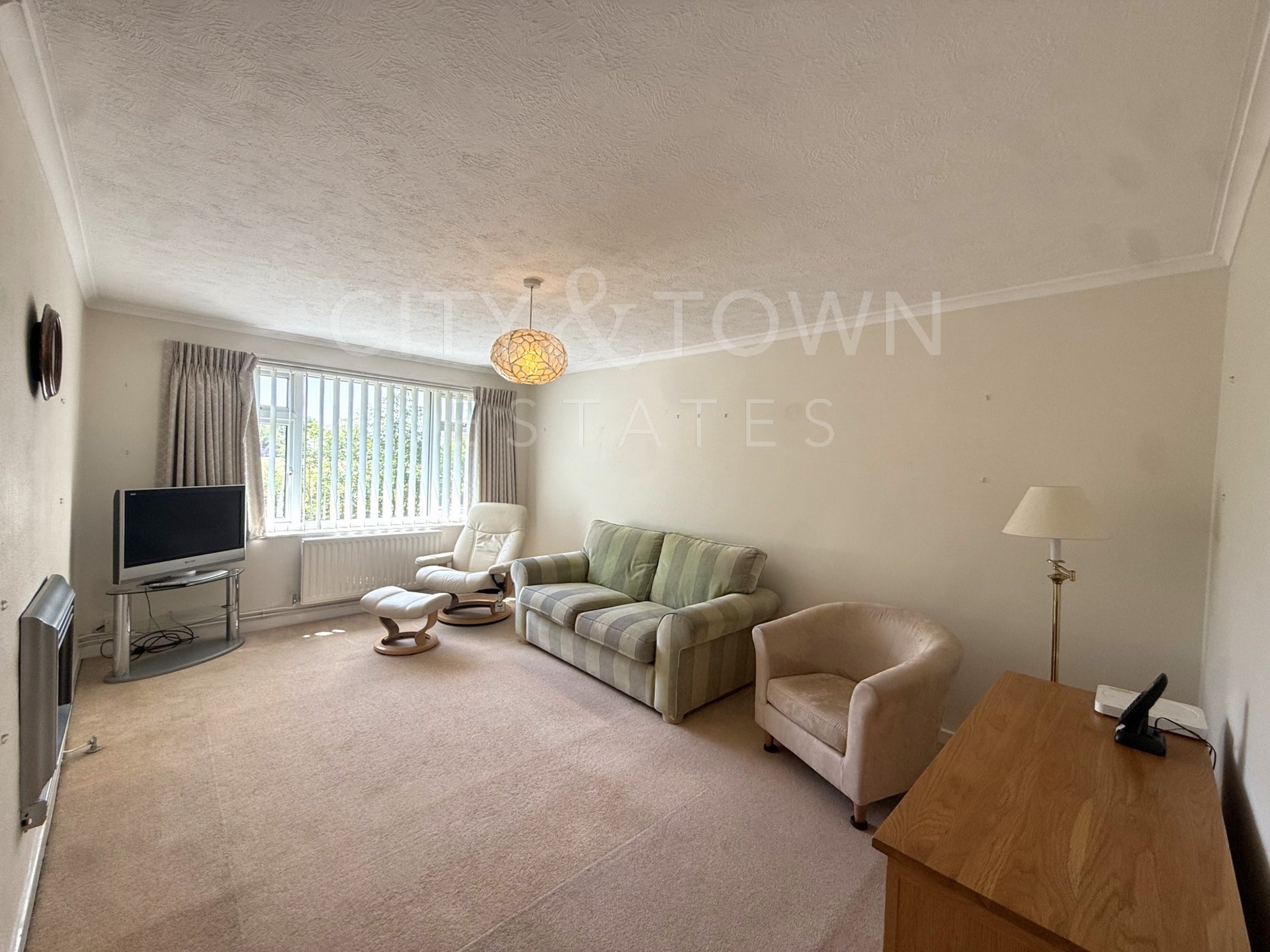 Flat Nursery Avenue in Greater London