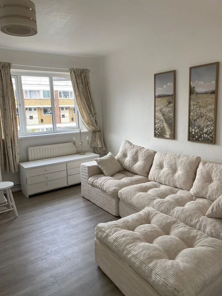 Flat Tildesley Road in Greater London