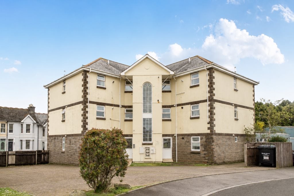 Flat Harris Close in Kelly Bray