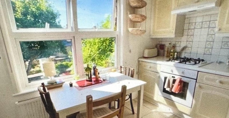 Room Barry Road in Greater London