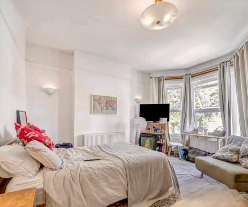 Room Barry Road in Greater London