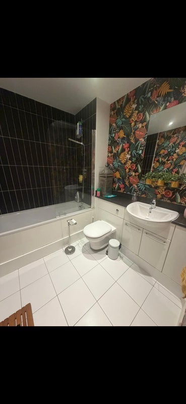 Room Mapleton Road in Greater London