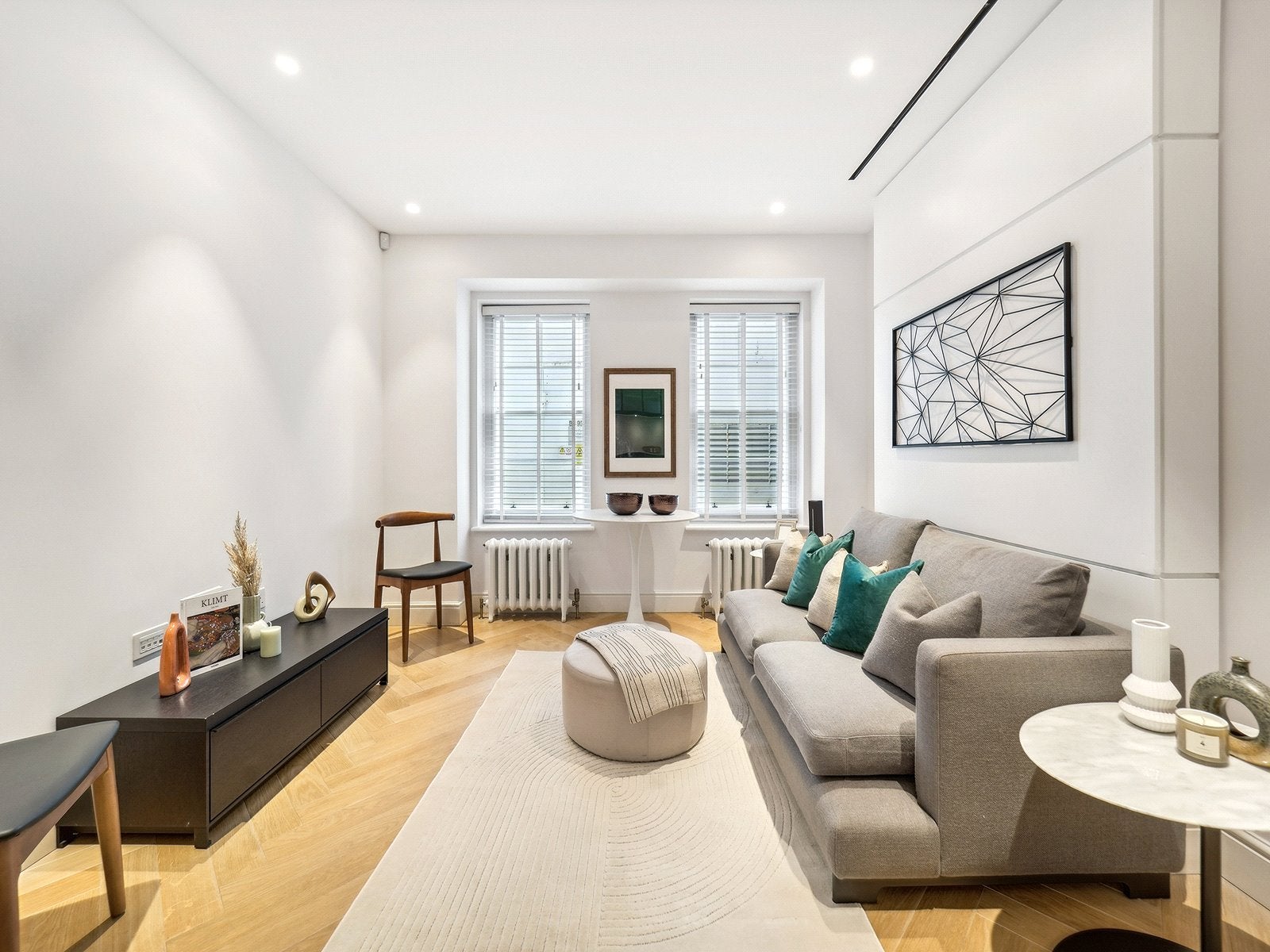 Flat Maiden Lane in City of Westminster