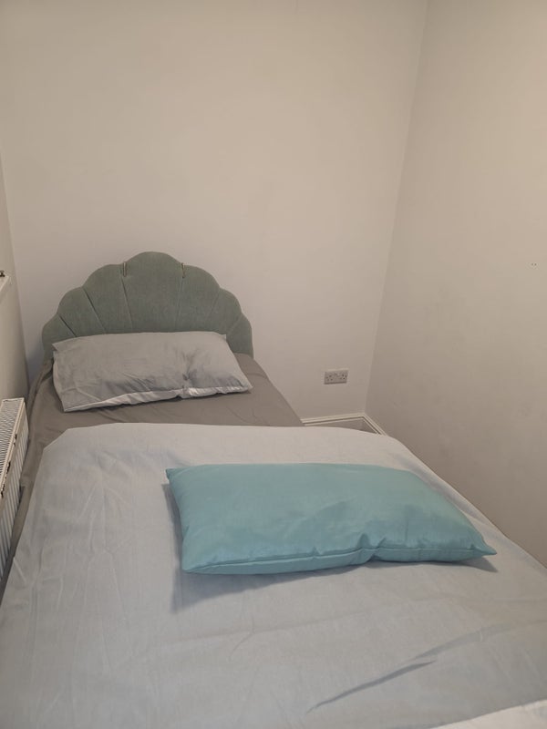 Room Schooner Way in Cardiff