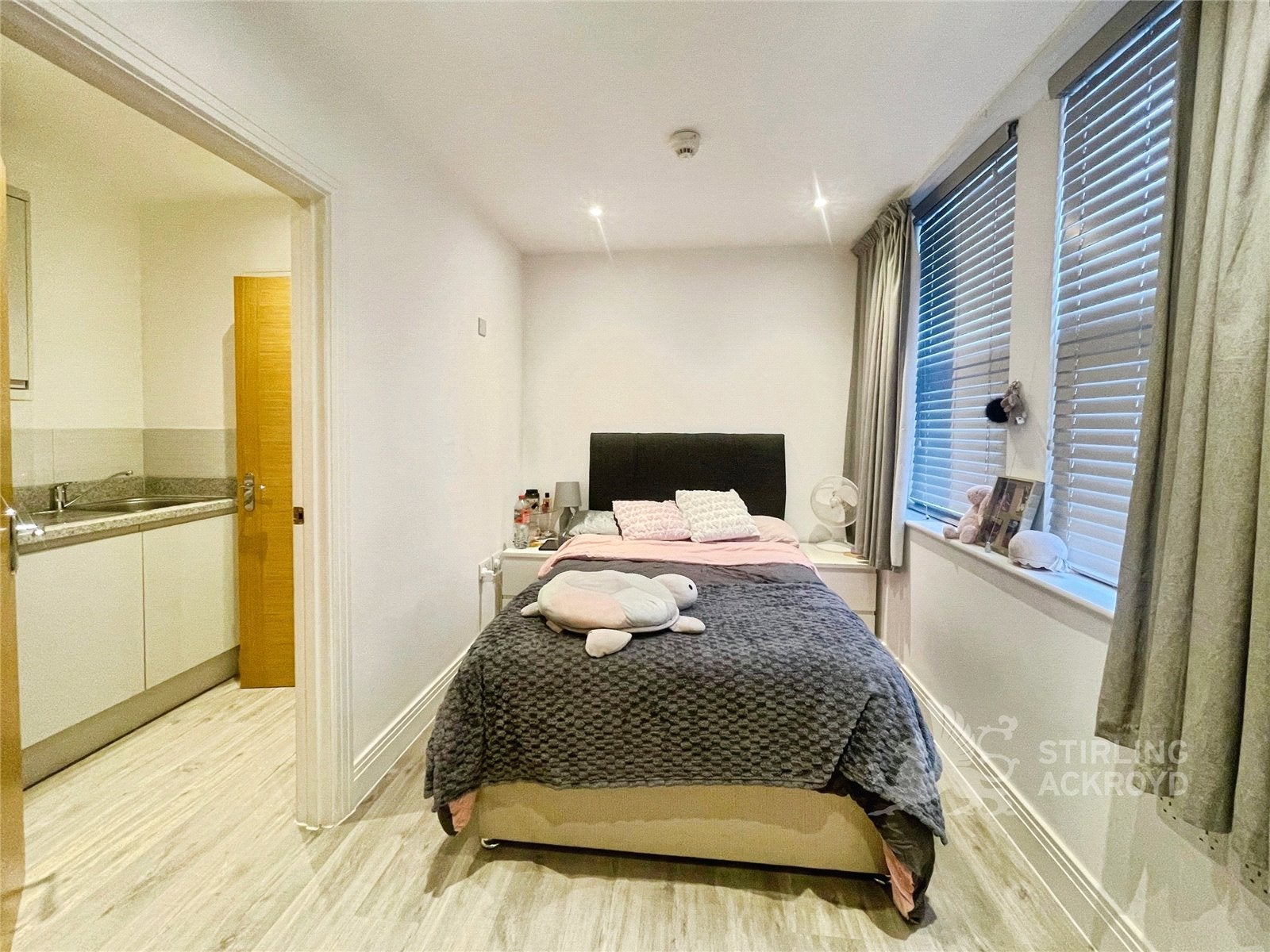 Flat Victoria Street in Borough of Runnymede