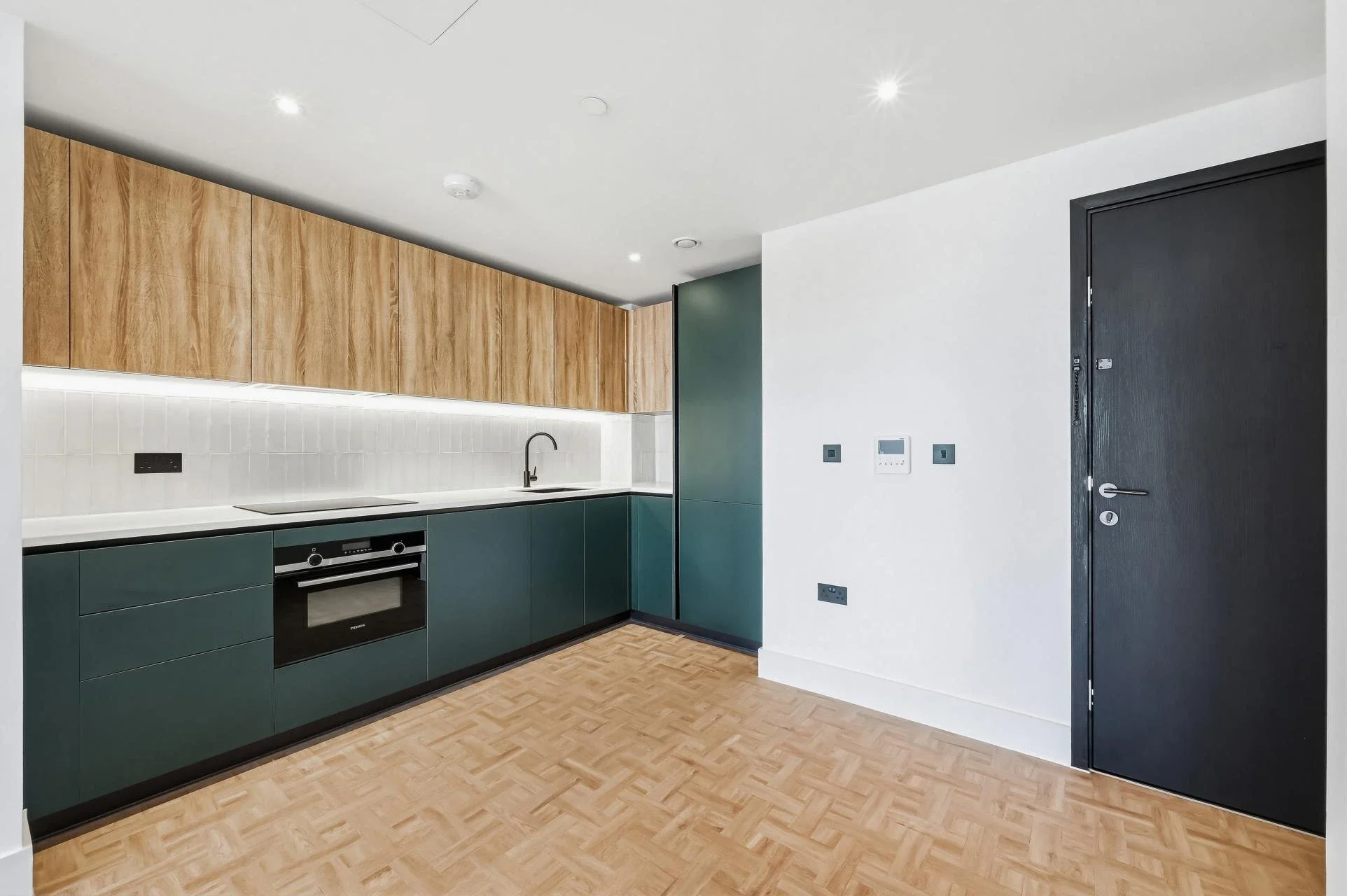 Flat Danvers Avenue in Greater London