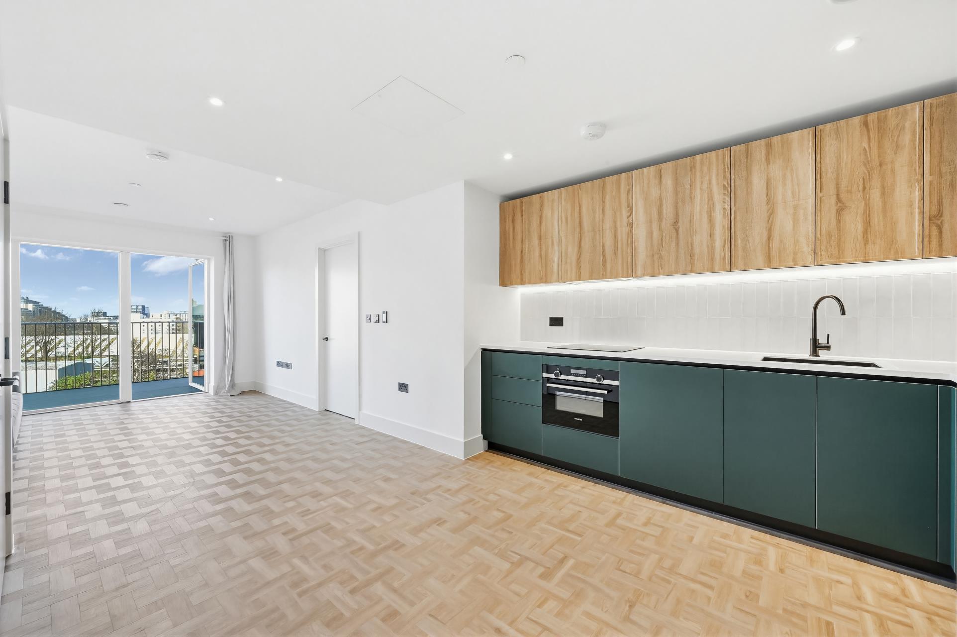 Flat Danvers Avenue in Greater London