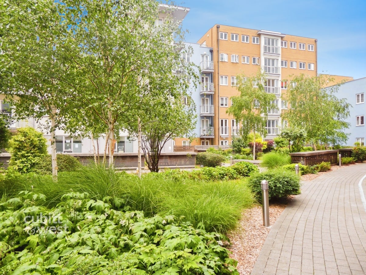 Flat Twickenham Close in Greater London