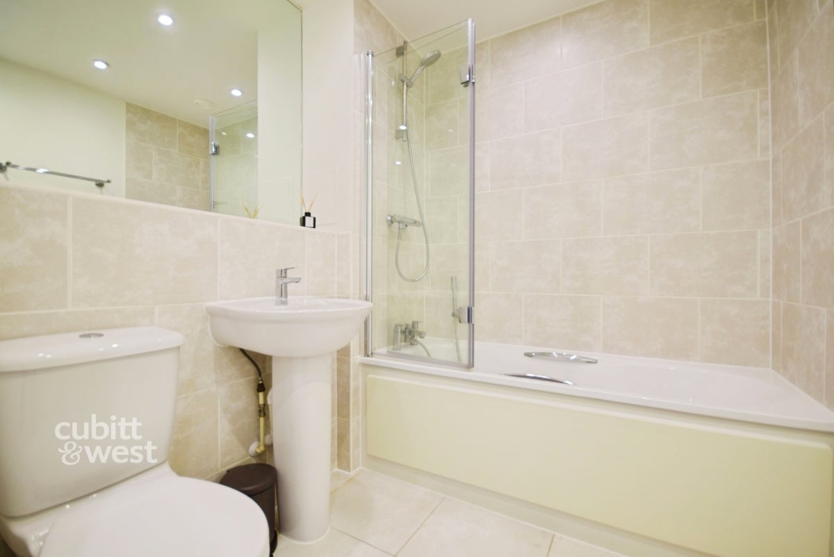 Flat Twickenham Close in Greater London