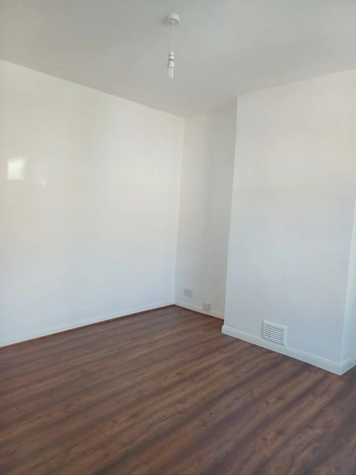 Flat Turner Road in Greater London