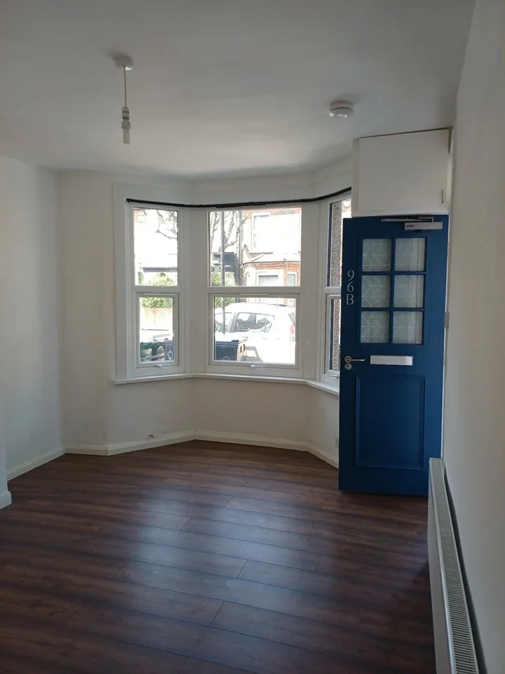 Flat Turner Road in Greater London