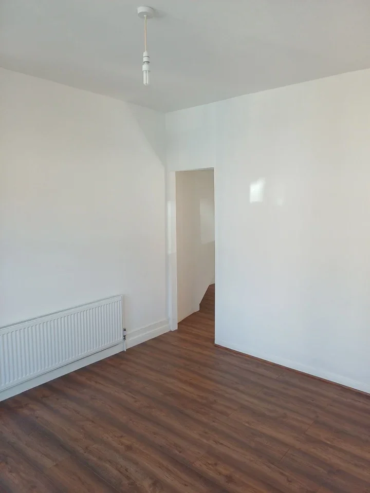 Flat Turner Road in Greater London