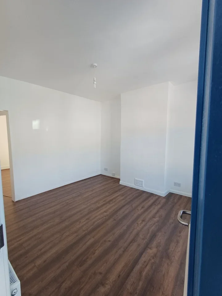 Flat Turner Road in Greater London