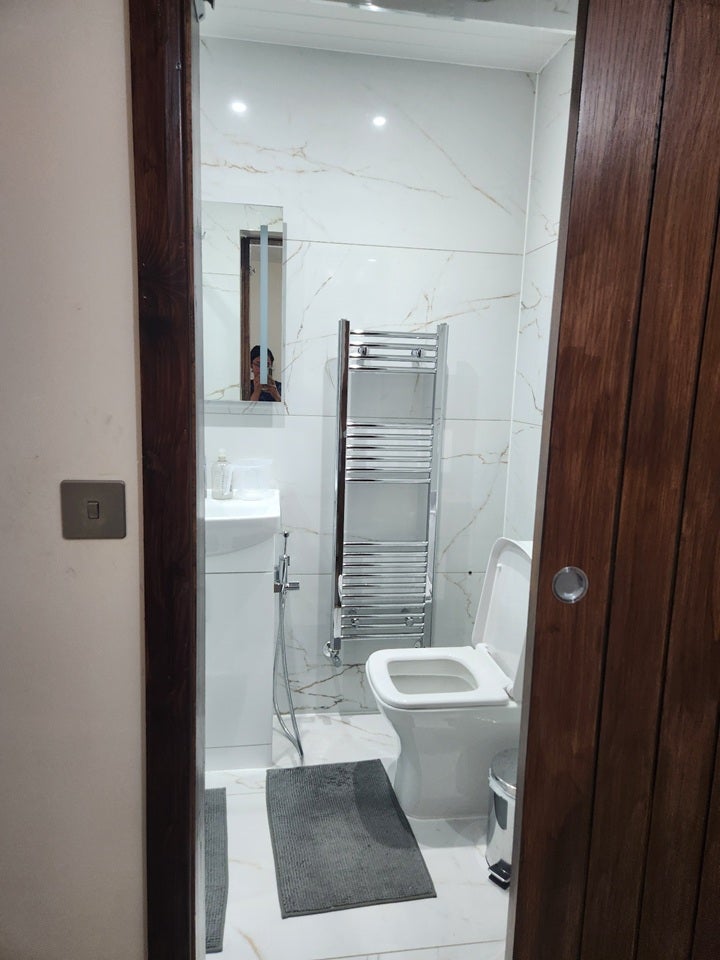 Room Bath Road in Slough