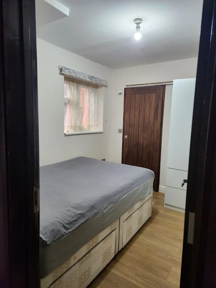 Room Bath Road in Slough