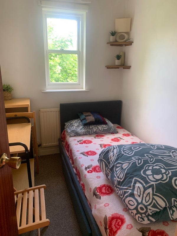 Room Stonelea Court in Leeds