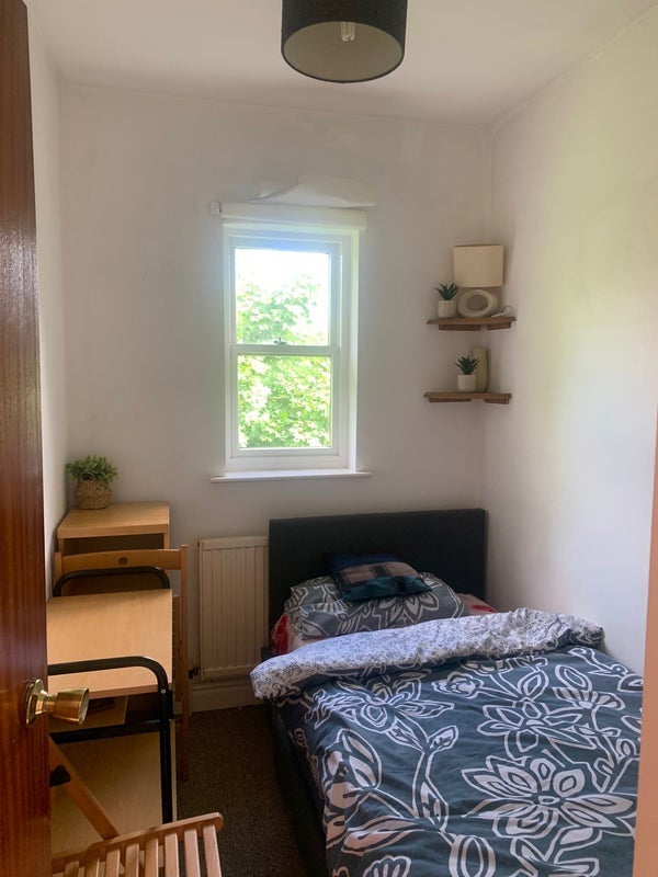 Room Stonelea Court in Leeds