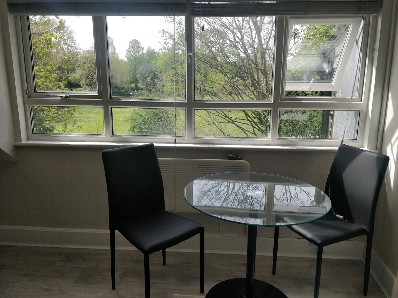 Flat Hawkwood Mount in Greater London