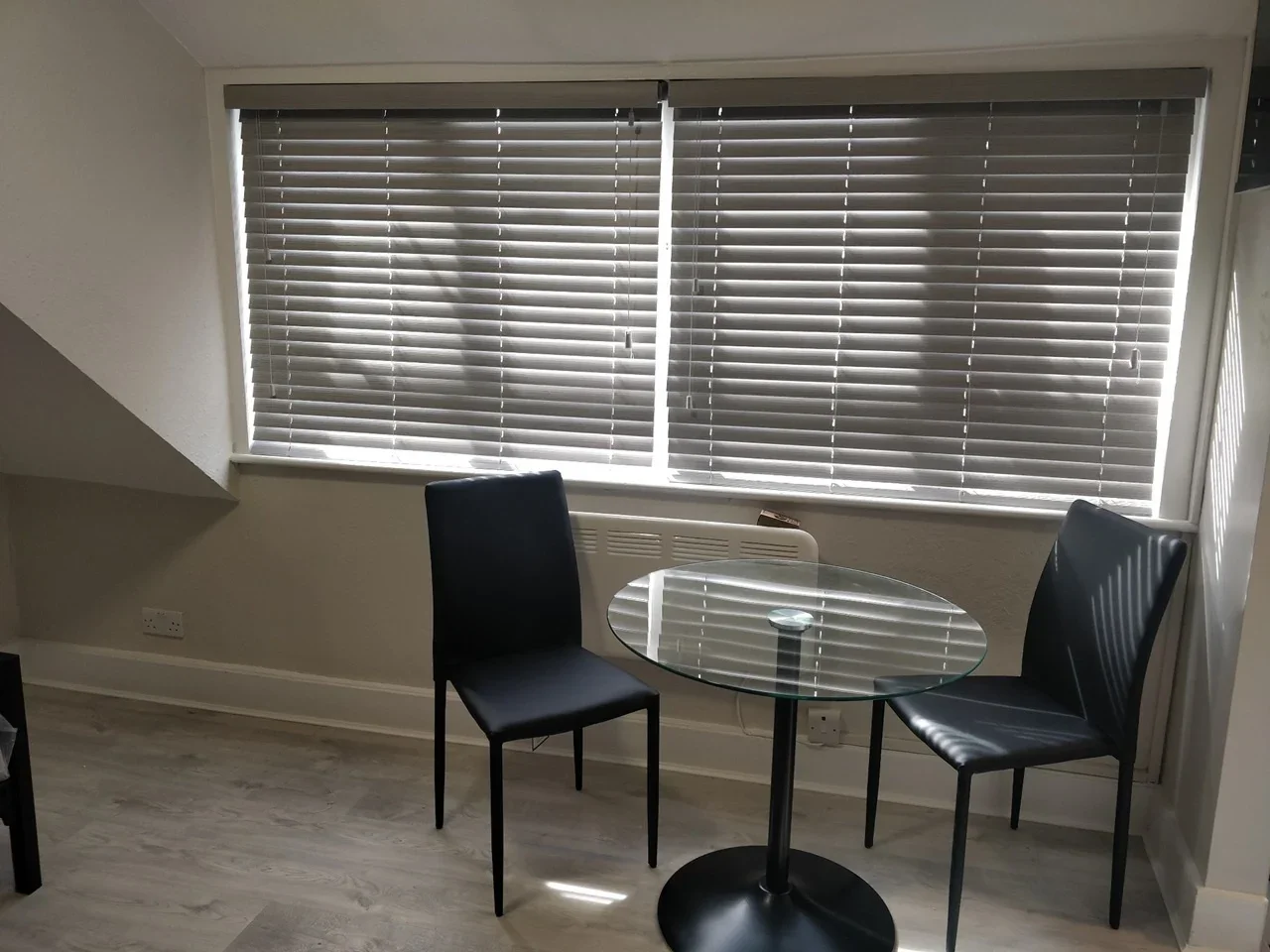 Flat Hawkwood Mount in Greater London
