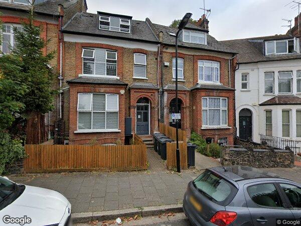 Flat Hawkwood Mount in Greater London