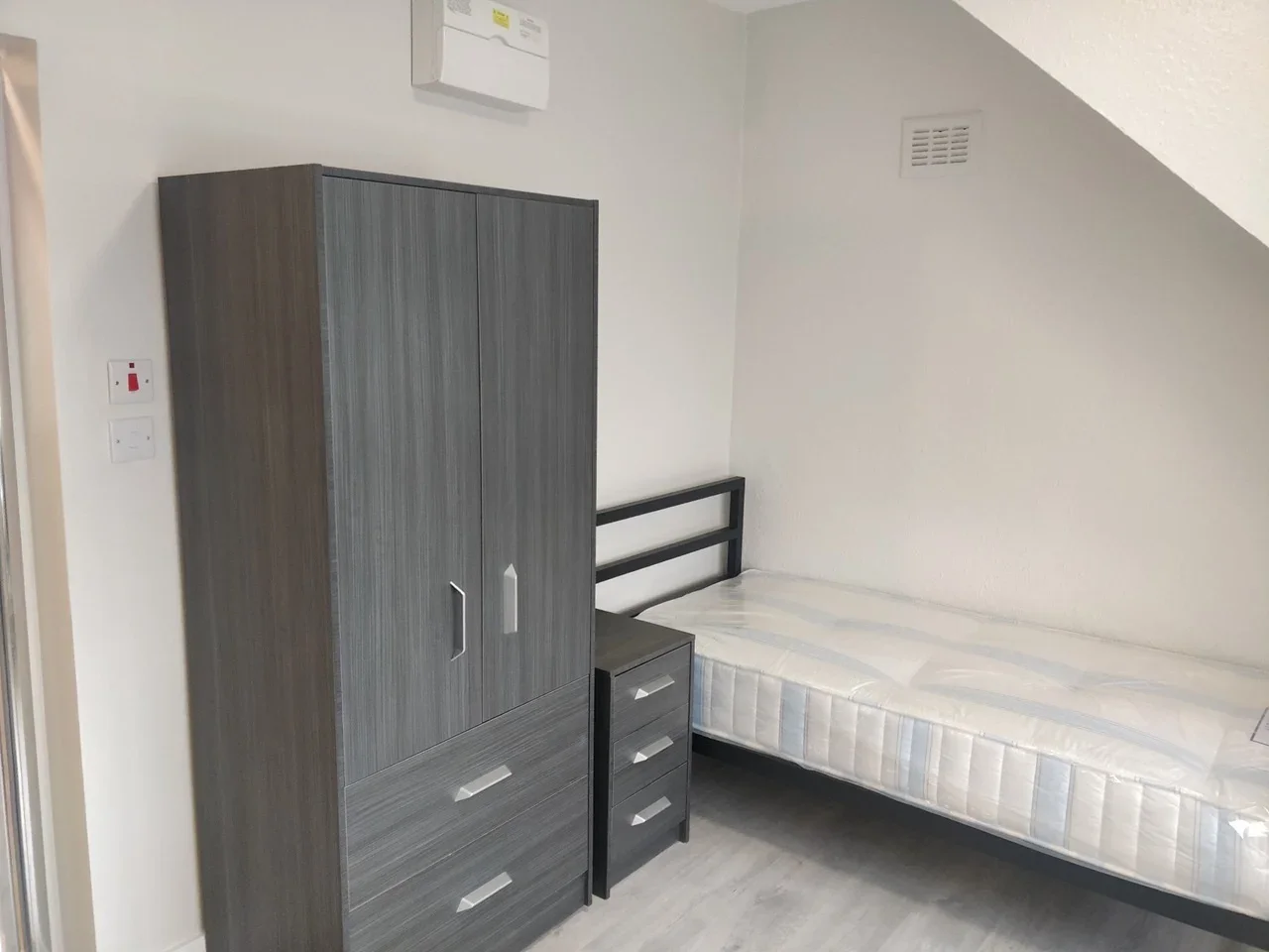 Flat Hawkwood Mount in Greater London