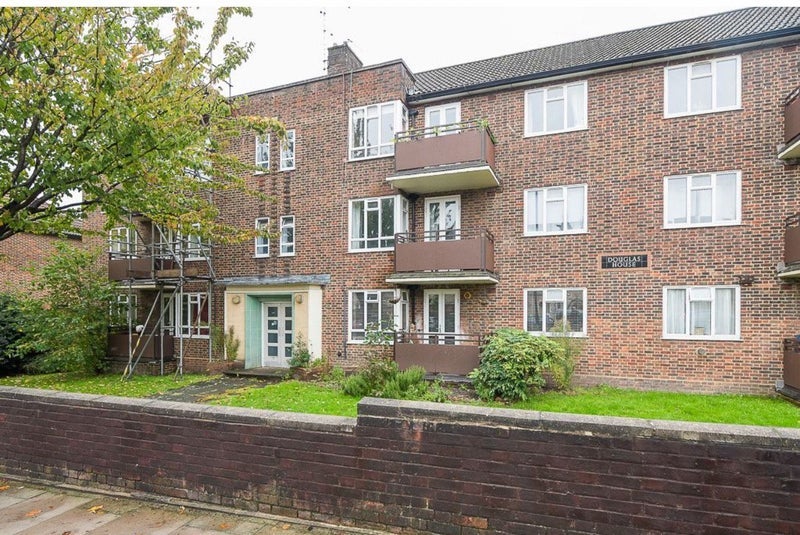 Room Roehampton Lane in Greater London