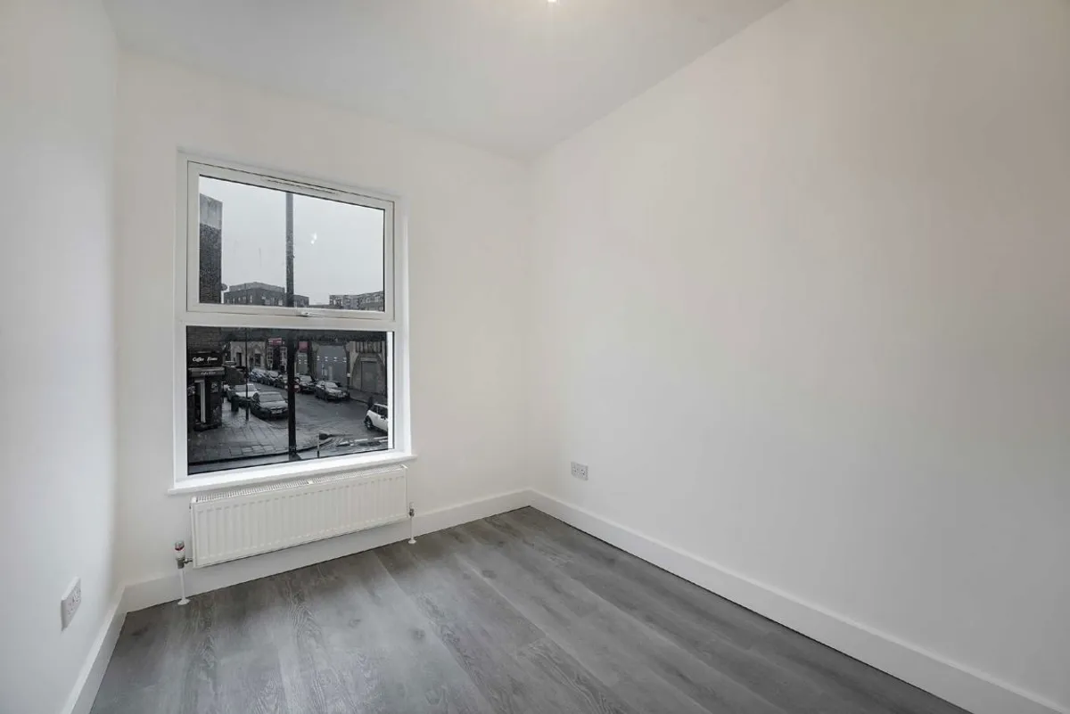 Flat Clapham High Street in Greater London