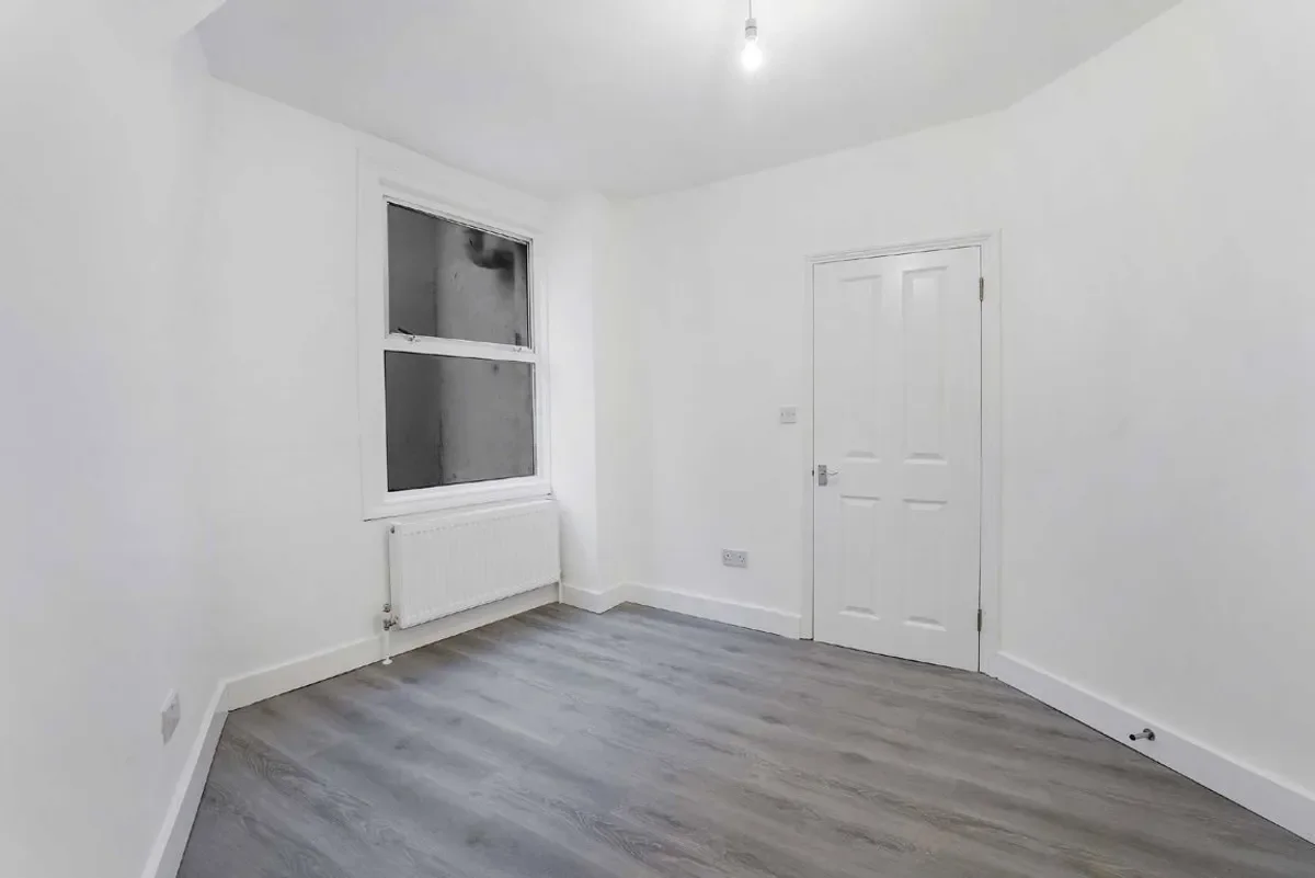 Flat Clapham High Street in Greater London