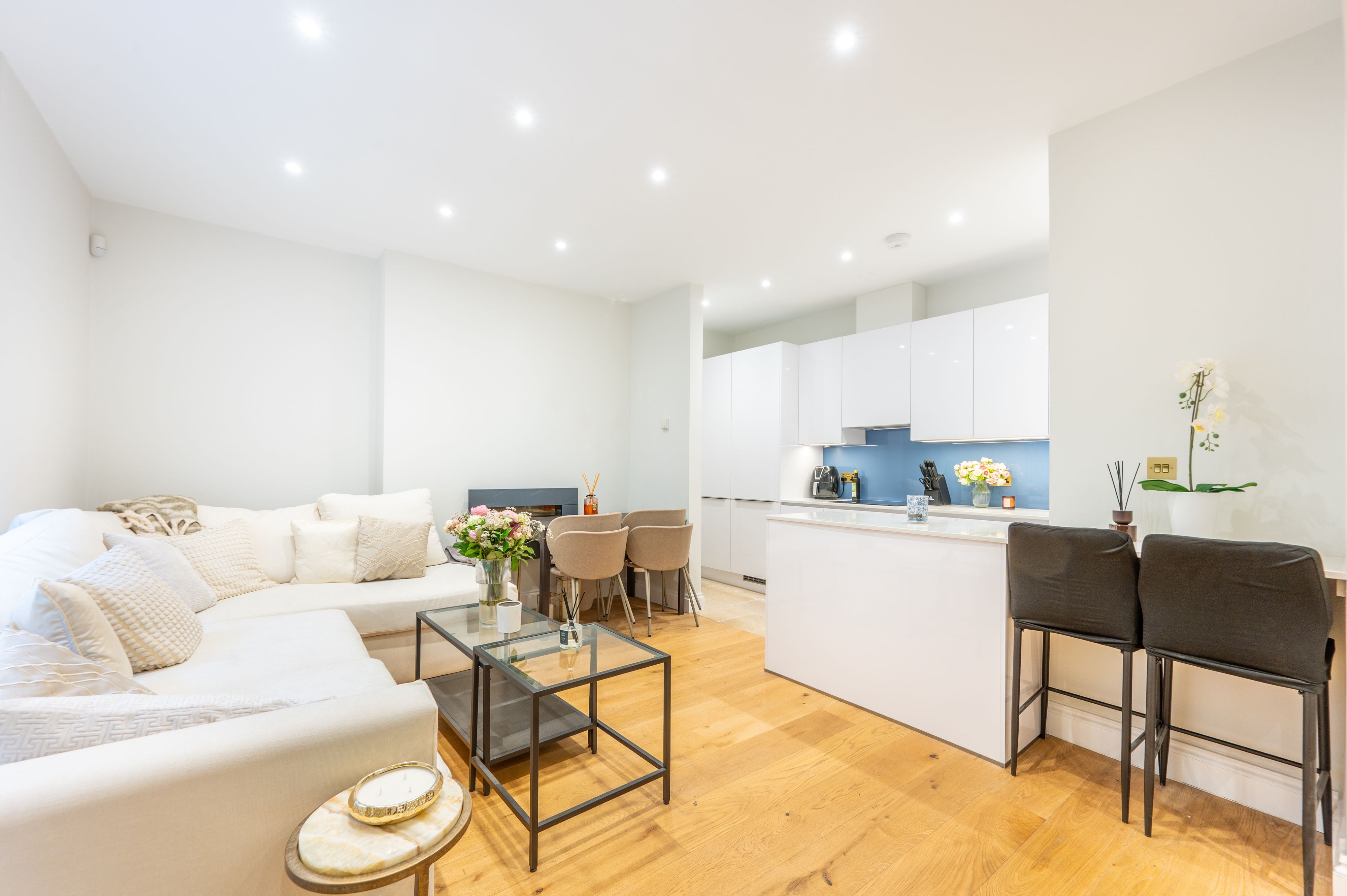 Flat Queen's Gardens in City of Westminster