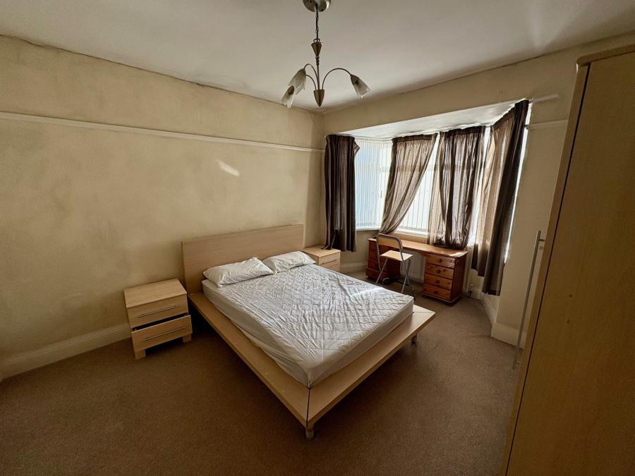 Flat Ovington Grove in Newcastle upon Tyne