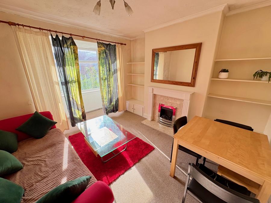 Flat Ovington Grove in Newcastle upon Tyne