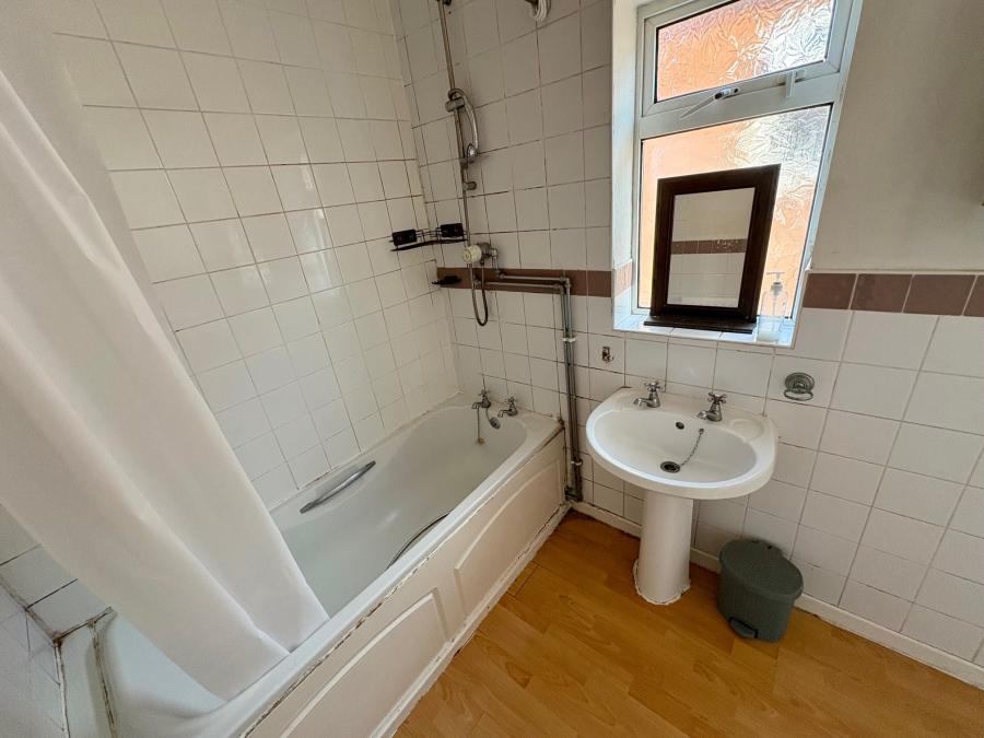 Flat Ovington Grove in Newcastle upon Tyne