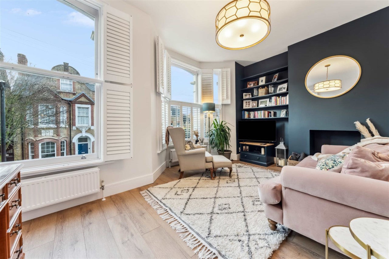 Flat Horsford Road in Greater London