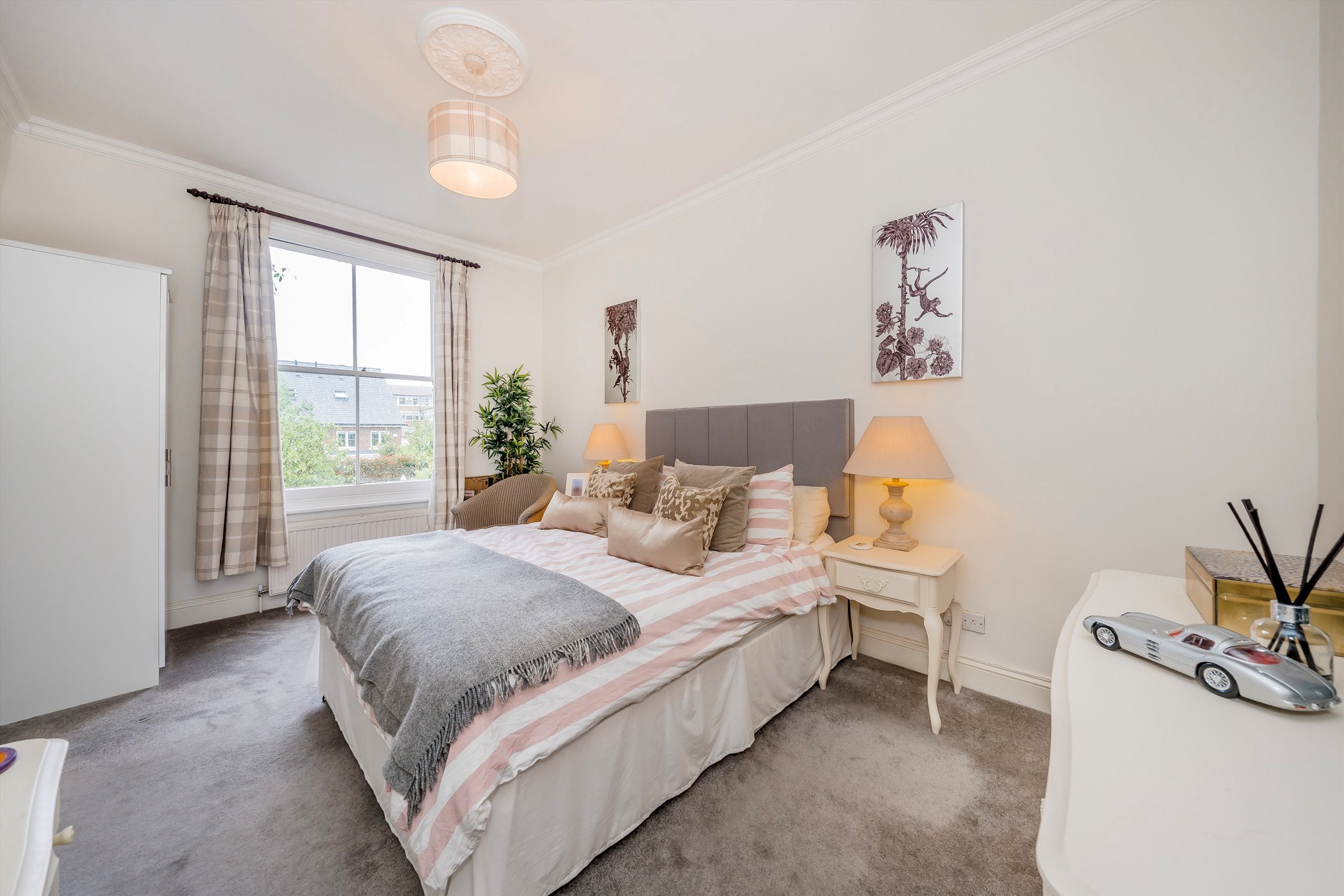Flat Malwood Road in Greater London