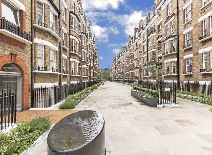 Flat Walton Street in Greater London