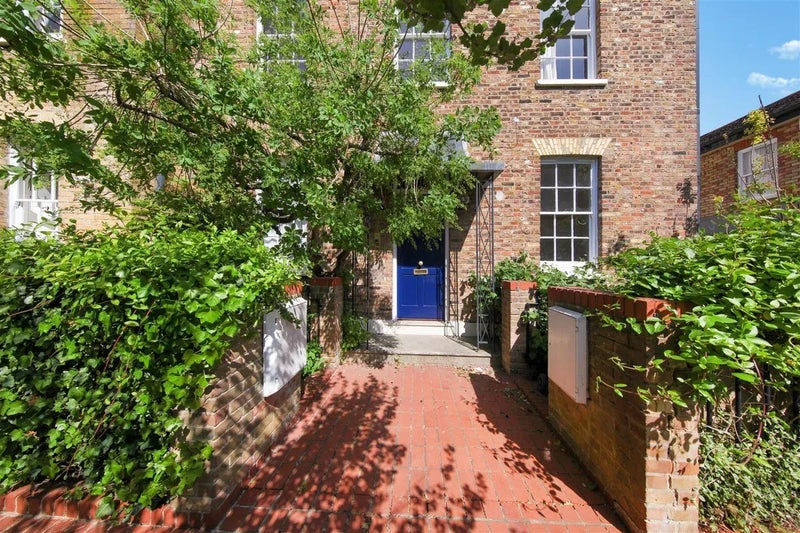Flat Stable Mews in Greater London