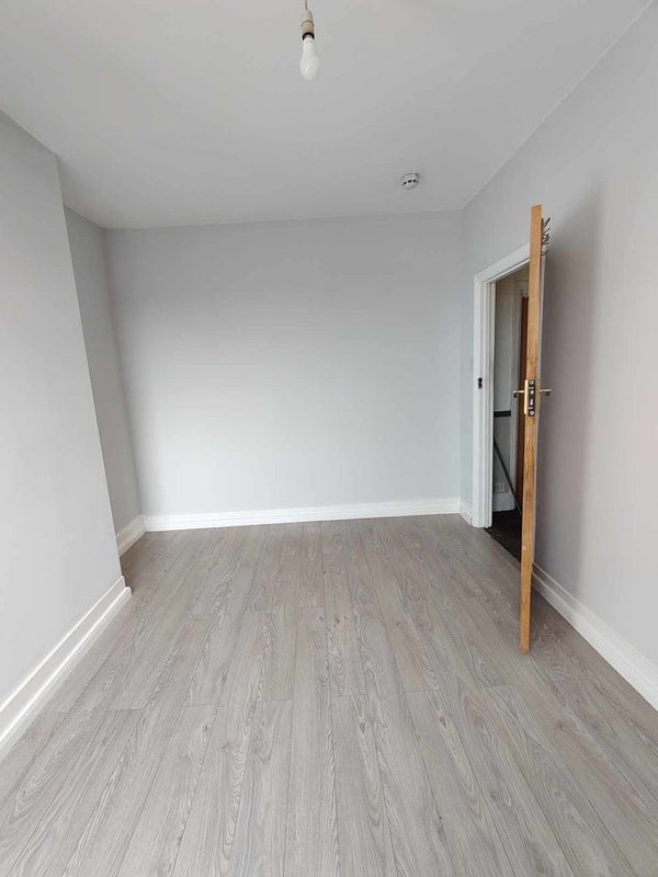 Room Holly Park Road in Greater London