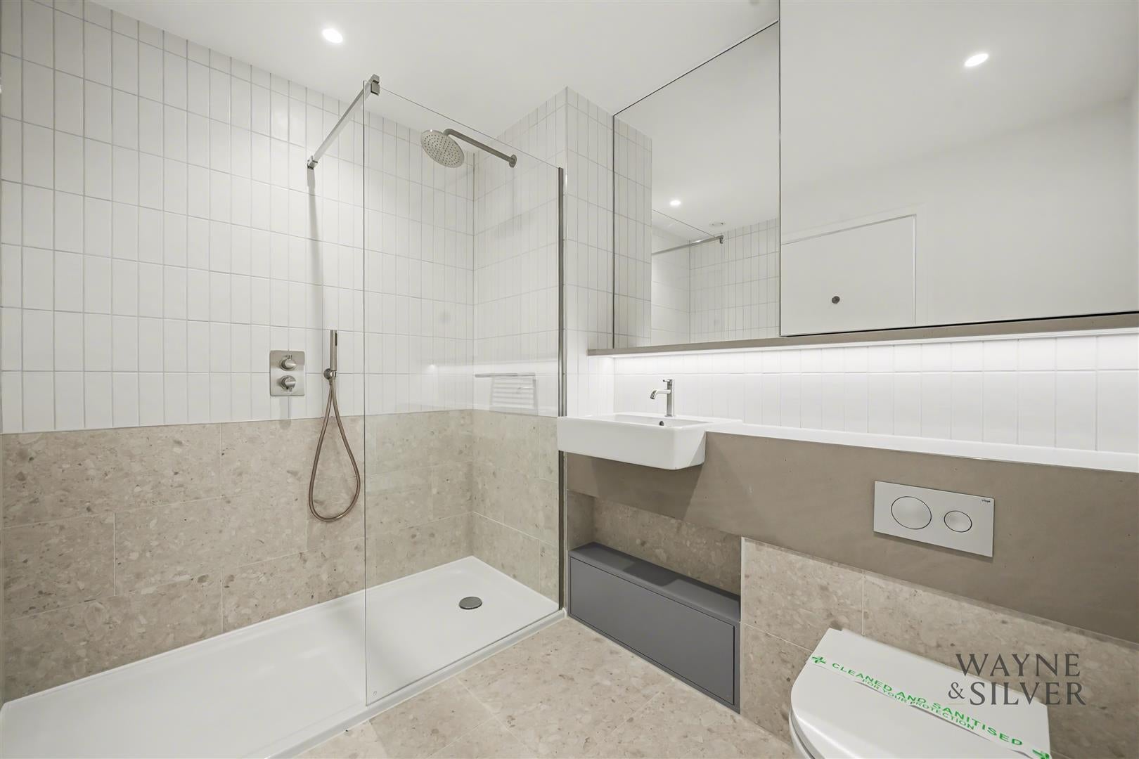 Flat Parkview Avenue in Greater London