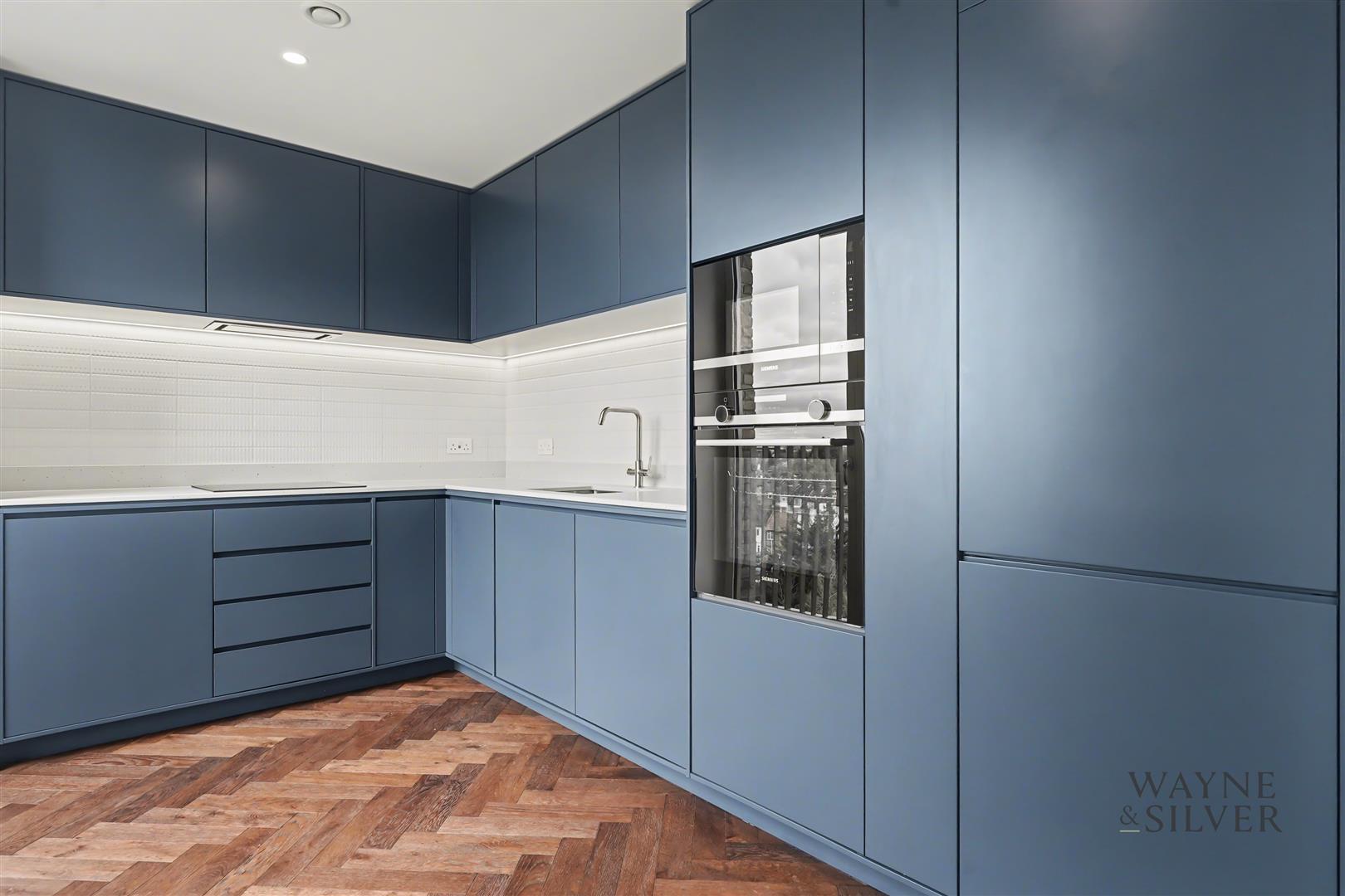 Flat Parkview Avenue in Greater London