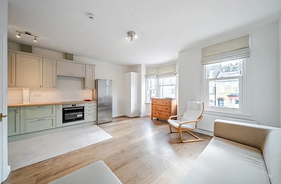 Flat Endlesham Road in Greater London