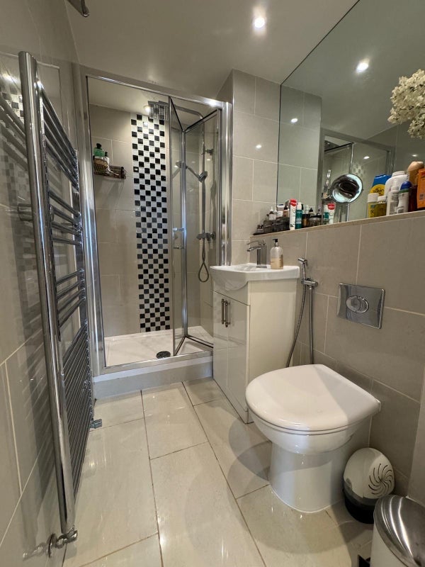 Room Commercial Road in Greater London